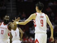 半岛体育-火箭球员周琦在NBA揭幕战中砍下双双，展现全面实力_周琦距离nba更近一步? 最新火箭训练动图让莫雷惊喜