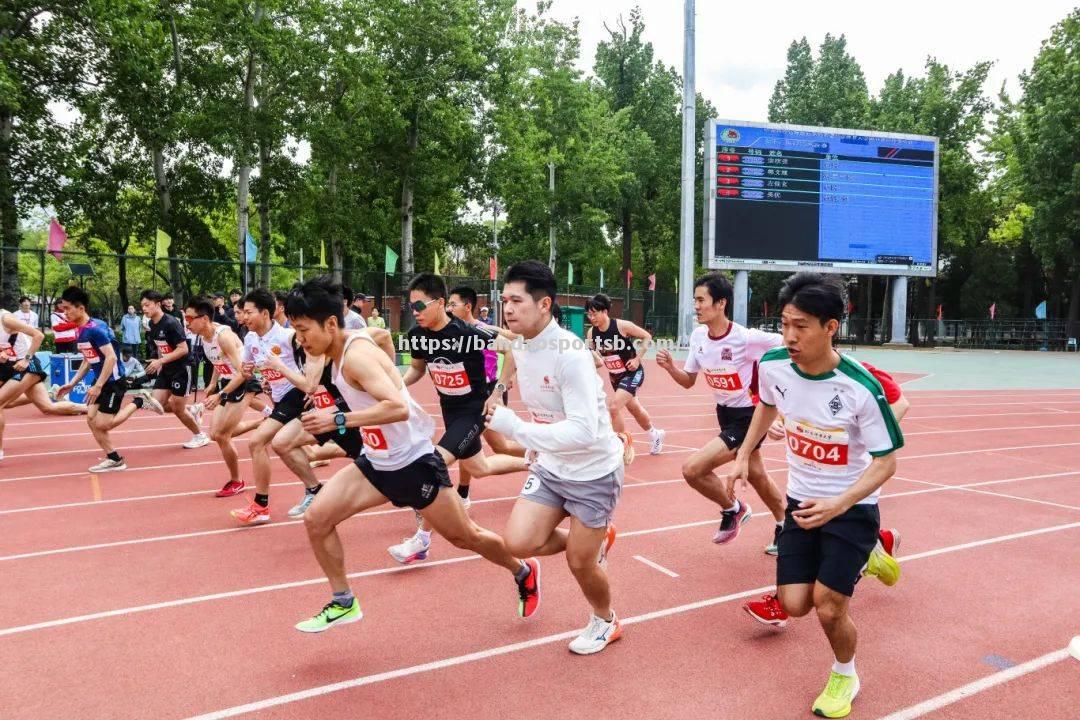 自行车选手咬牙坚持，冲刺终点线